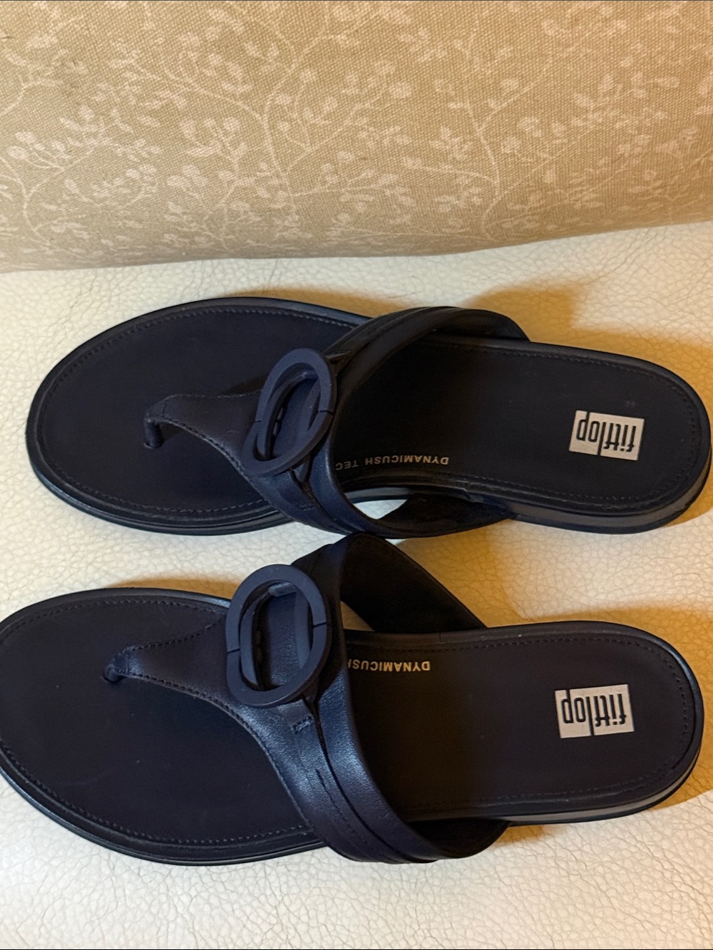 Fitflop Gracie’s Dark Blue Leather Toe-Post Sandals with Ring Accent